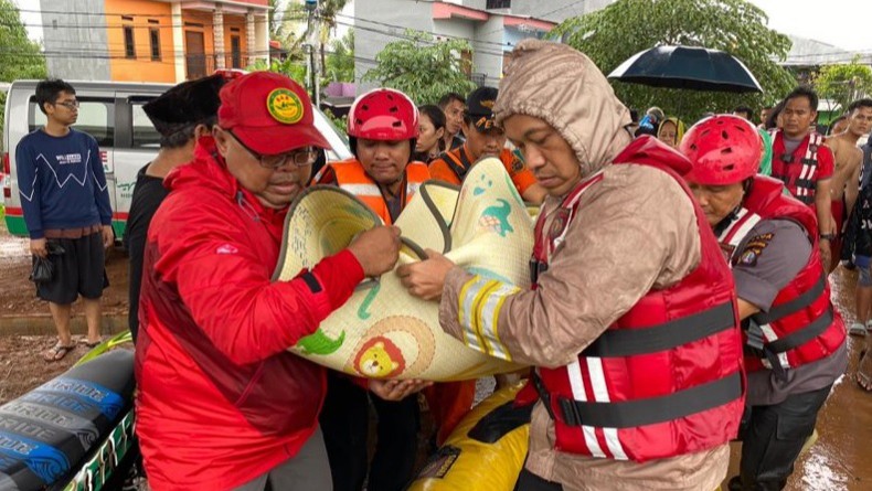 Polisi Bantu Evakuasi Jasad Korban Banjir di Cipinang Melayu Jakarta Timur