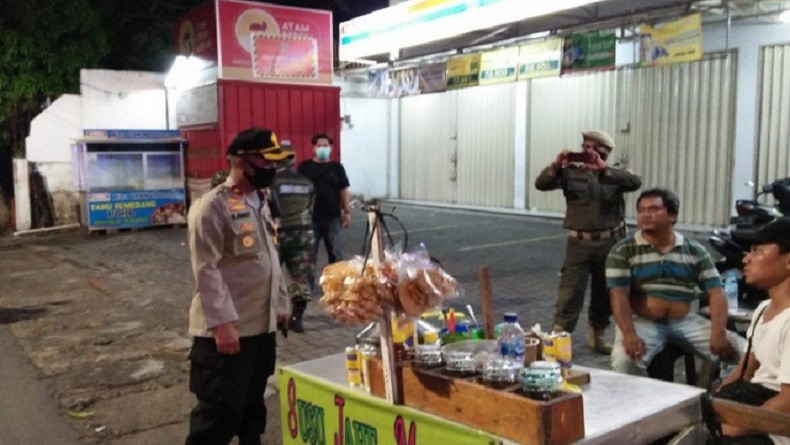 PSBB, Polisi Patroli Sasar Kerumunan Warga di Sejumlah Wilayah Kebon Jeruk
