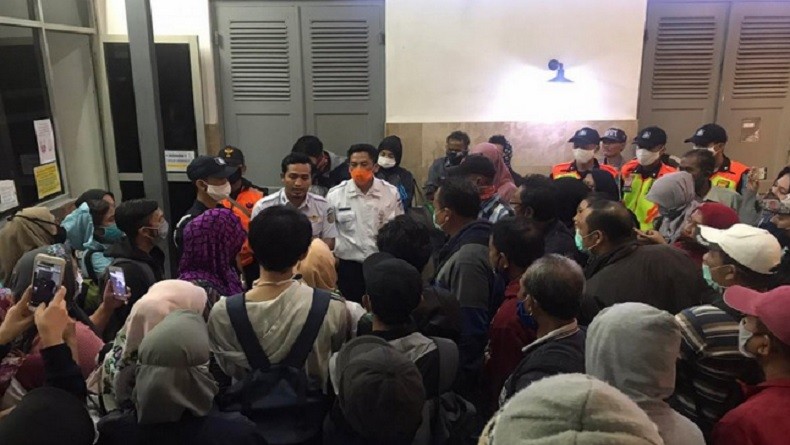 Bingung Hari Pertama PSBB, Penumpang KRL Sempat Telantar di Stasiun Manggarai