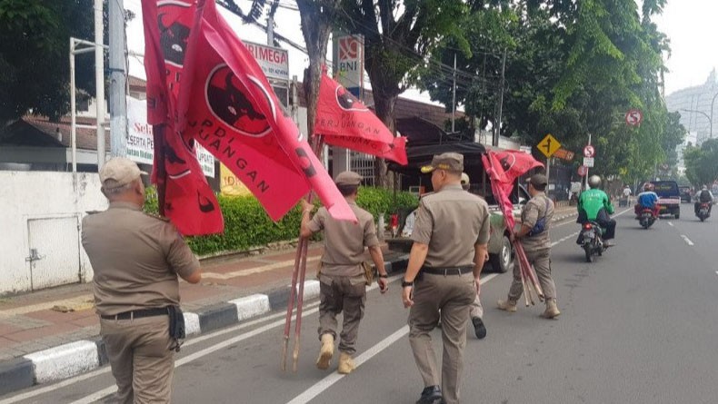 Tindak Lanjuti Keluhan Masyarakat, Satpol PP Cempaka Putih Copot Ratusan Atribut PDIP