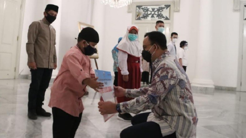 Pemprov DKI Berikan Beasiswa kepada 12 Anak Tenaga Medis Covid-19 yang Meninggal