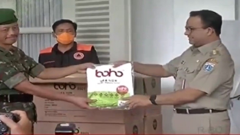 Anies Serahkan Bantuan Kostum Pelindung Diri kepada Petugas Penanganan Pasien Corona