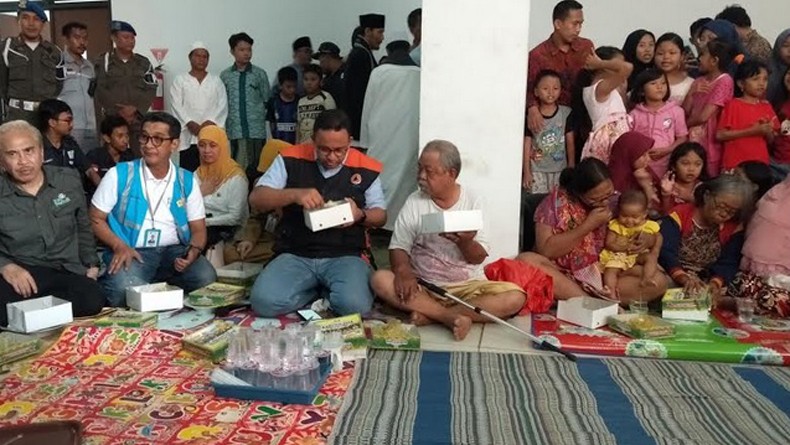Kunjungi Korban Banjir di Rawa Buaya, Anies Sempat Makan Siang Bersama Warga