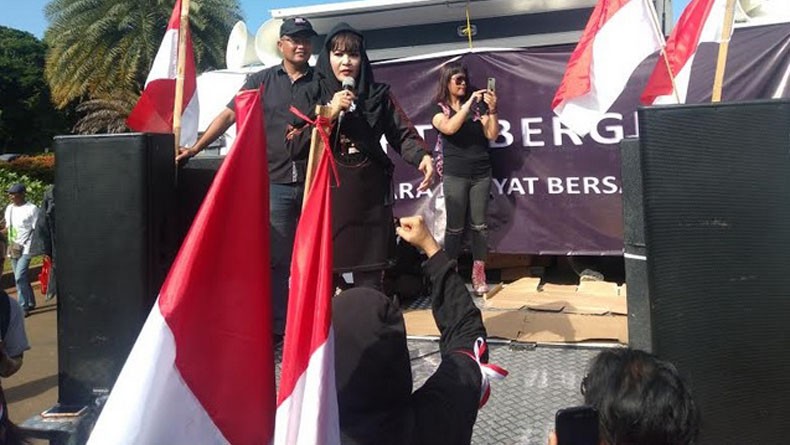 Demo Desak Anies Mundur, Dewi Tanjung: Presiden Saja Bisa Lengser Apalagi Cuma Gubernur