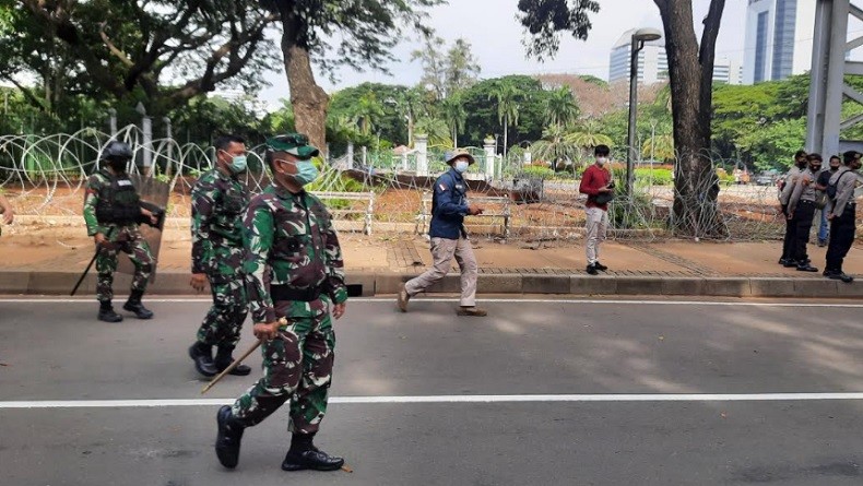 Pangdam Jaya Pantau Demonstran di Kawasan Patung Kuda dari Atas Jembatan