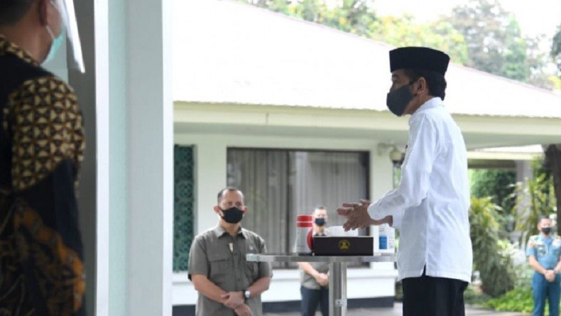Salat Jumat, Suhu Tubuh Jokowi Dicek Sebelum Masuk Masjid Baiturrahim