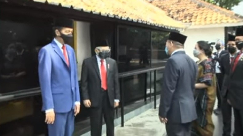 Usai Pimpin Upacara, Jokowi dan Ma'ruf Amin Tapak Tilas di Monumen Pancasila Sakti