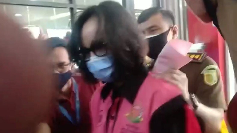 Diperiksa Kejagung, Jaksa Pinangki Turun dari Mobil Tahanan Gunakan Rompi Pink