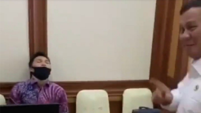 Viral Video Aksi Jail Prabowo terhadap Staf yang Tidur Pulas