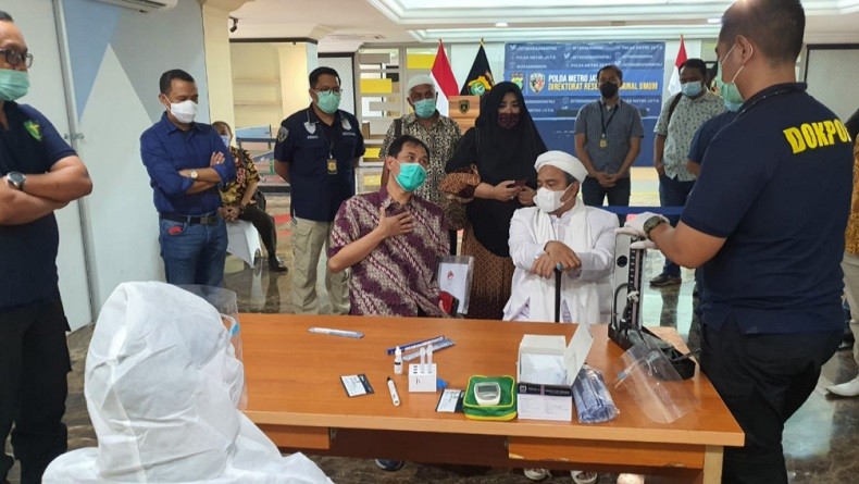 Penampakan Habib Rizieq Jalani Pemeriksaan Kesehatan di Polda Metro Jaya