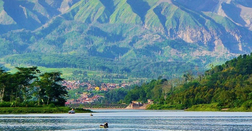 Liburan Tahun Baru di Malang, Naik Perahu Jelajahi Waduk Selorejo Dikelilingi Gunung