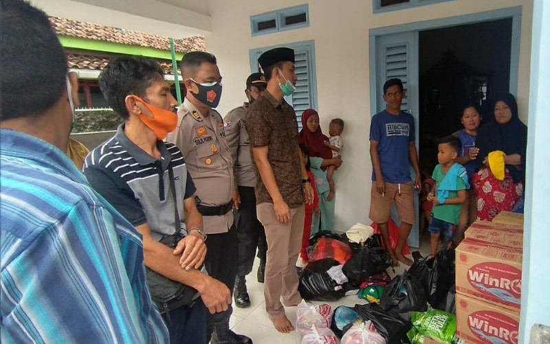 Berikan Semangat dan Sembako, Polsek dan Camat Baturaja Timur Datangi Korban Kebakaran