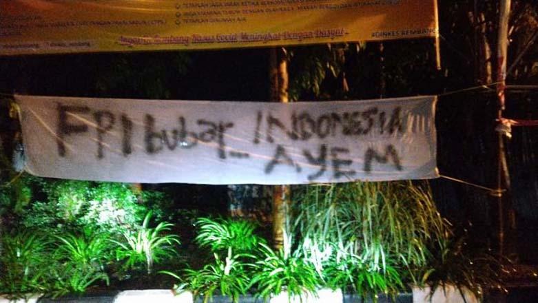 Spanduk Dukungan Pembubaran FPI Bertebaran di Jalur Pantura Rembang