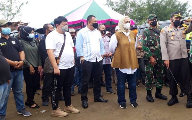 Bupati Cellica Usir Wisatawan dari Pantai Tanjungpakis Karawang