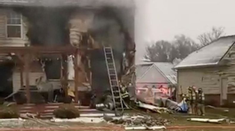 Pesawat Ringan Jatuh Hantam Rumah di AS, Pilot Tewas