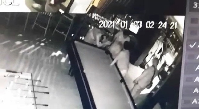 Terekam CCTV, 7 Pemabuk Keroyok 2 Karyawan Hotel di Cikarang