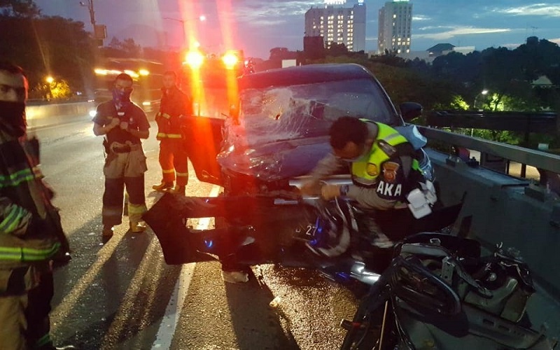 Minibus Tabrak Belakang Truk di Fly Over Pasupati Bandung, 1 Tewas