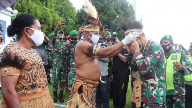 Tiba di Jayapura, Pangdam Cenderawasih Disambut Tarian Adat Papua