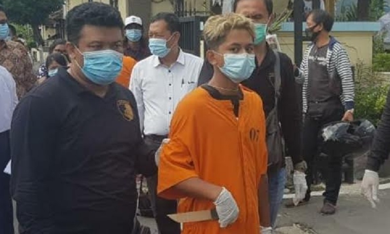 Santai, Begini Ekspresi Remaja 14 Tahun Pembunuh Karyawati Bank saat Rekonstruksi