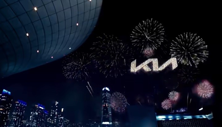 Kia Kenalkan Logo Baru Lewat Atraksi Kembang Api dan Drone di Langit