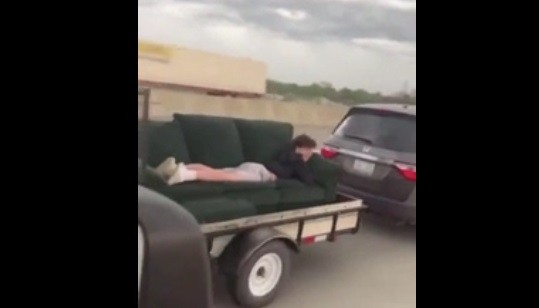 Remaja ‌Ini Nekat Tiduran di Sofa saat Diangkut Mobil dengan Kecepatan Tinggi