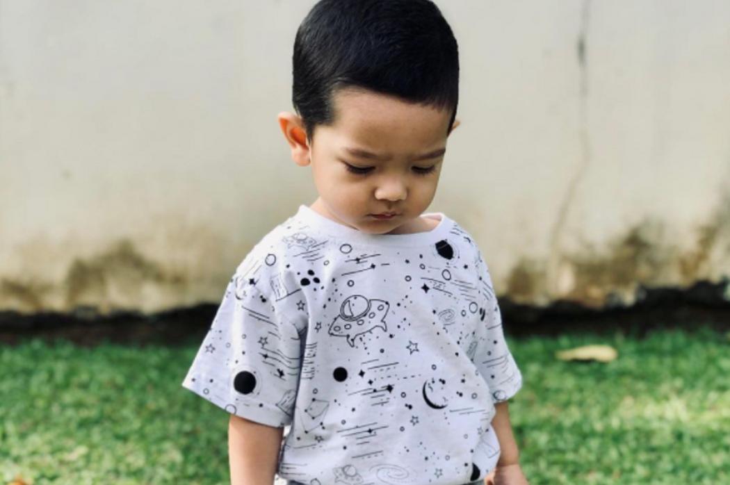Gemasnya Gaya Ibrahim Jalal Anak Arya Saloka Pakai Kaus dan Celana Pendek, Netizen: Aldebaran Banget