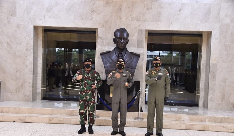 Kapolri Jenderal Idham Azis Terima Wing Kehormatan Penerbang TNI AU