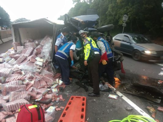 Mobil Boks Tabrak Fuso Bermuatan Rongsokan di Tol Cipularang, 1 Meninggal 1 Luka-Luka