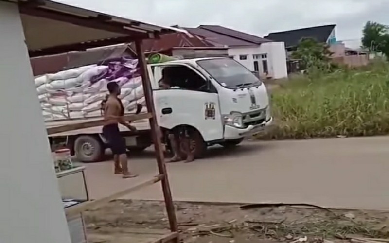Viral Pria Bertelanjang Dada Bacok Warga yang Lewat dan Bajak Truk di Ogan Ilir 