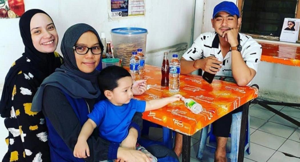 Terkenal Berkat Ikatan Cinta, Arya Saloka bersama Keluarga Tampil Sederhana di Warung Makan