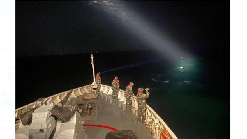 Situasi Terkini KRI Kurau TNI AL Cari Pesawat Jatuh Sriwijaya Air di Malam Hari