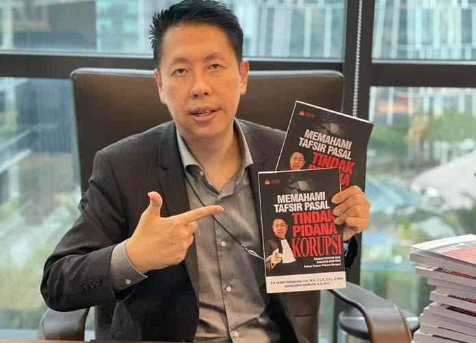 Perkaya Referensi Hukum, Pengacara Selebriti Ini Tulis Buku Acuan bagi Peradilan