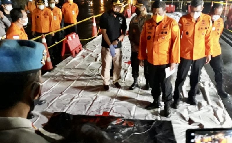 Basarnas Serahkan Serpihan Diduga Sriwijaya Air SJ182 ke Tim DVI
