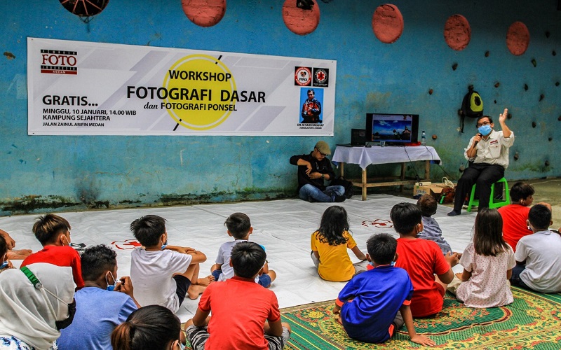PFI Medan Ajari Anak-anak Kampung Kubur Memotret