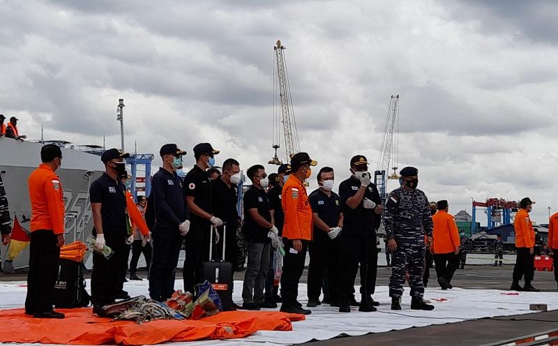 Serpihan Ban dan Pakaian Anak Kecil Ditemukan di Lokasi Sriwijaya Air Jatuh