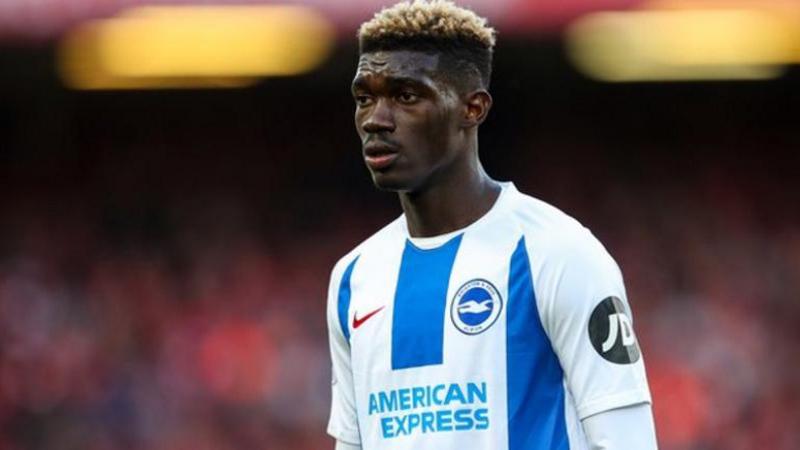 Keluar Bar dengan Tangan Diborgol, Pemain Buruan Liverpool dan MU Ditangkap Polisi