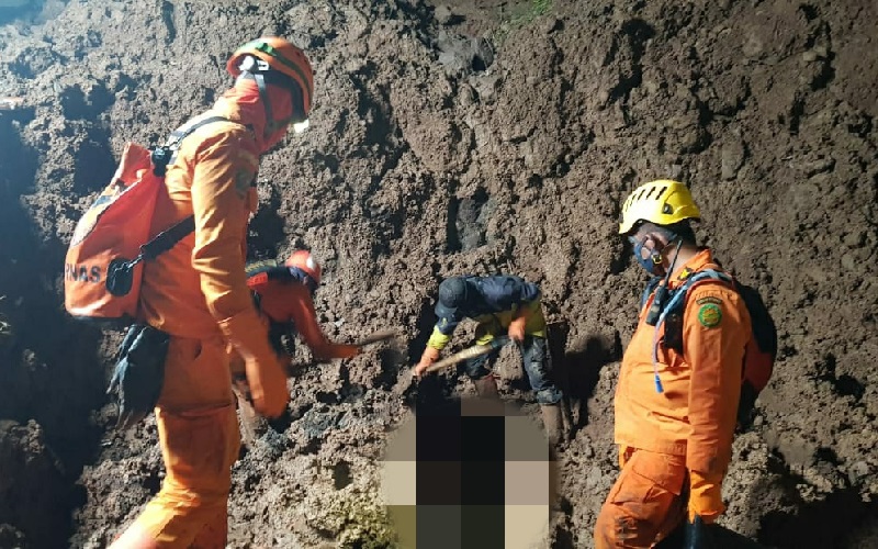 Tim SAR Temukan 1 Korban Longsor Cimanggung Sumedang, Perempuan Pakai Jepit Biru