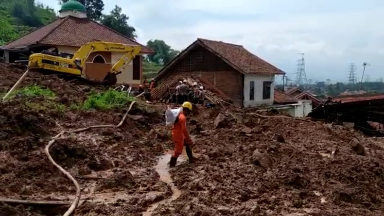 Cimanggung Sumedang Masih Rawan Longsor Susulan, Ratusan Warga Diungsikan