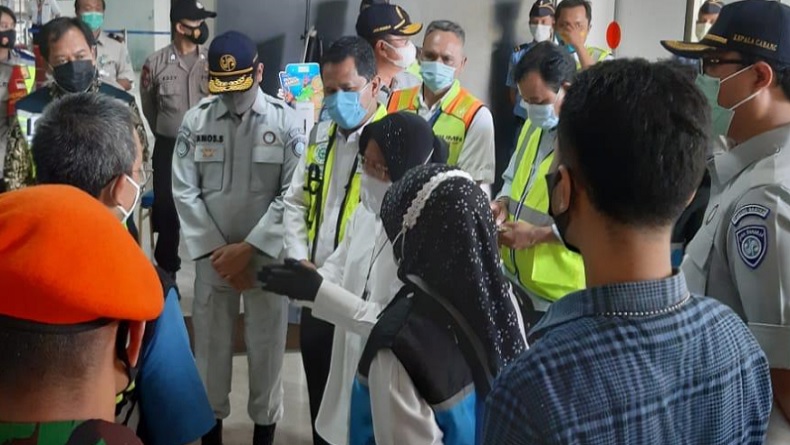 Mensos Risma Datangi Posko Crisis Center Sriwijaya Air SJ 182