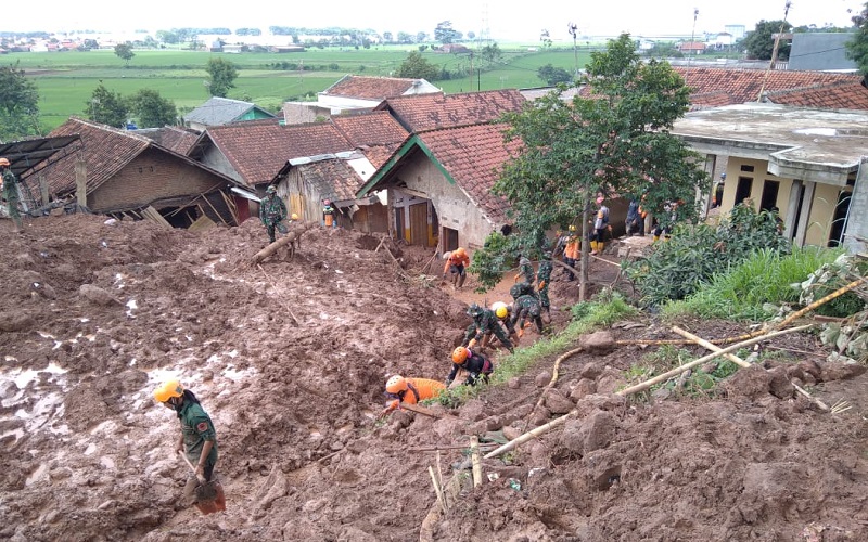 Update Korban Longsor Sumedang: 32 Orang Meninggal, 8 Masih Hilang