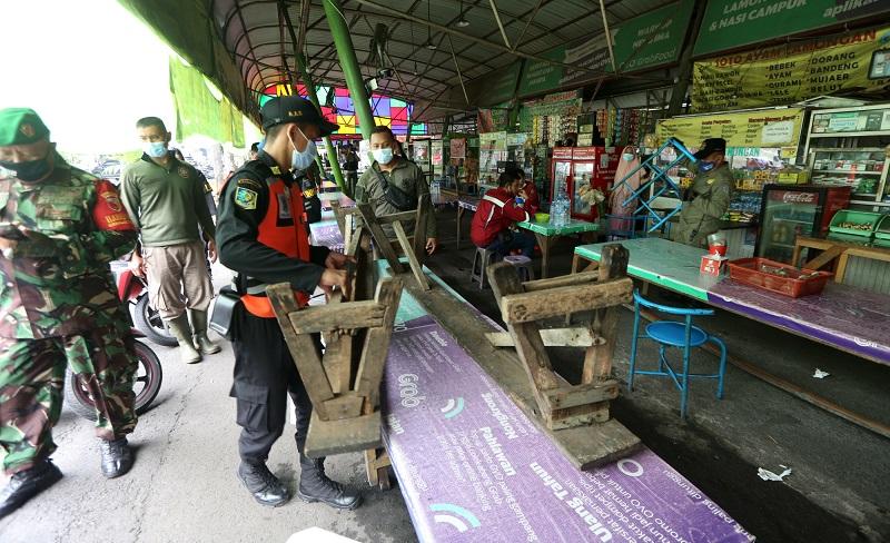 Abaikan PPKM, Warung dan PKL di Kebun Bibit Surabaya Ditertibkan Petugas 