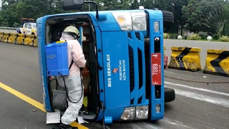 Bus Pembawa Pasien Positif Covid-19 Terguling di Tol Bogor, Evakuasi Dilakukan Hati-Hati