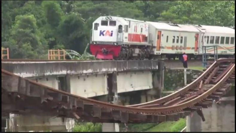 Melintasi Jembatan Sungai Glagah Brebes, Kecepatan KA Dibatasi 10 Km per Jam 