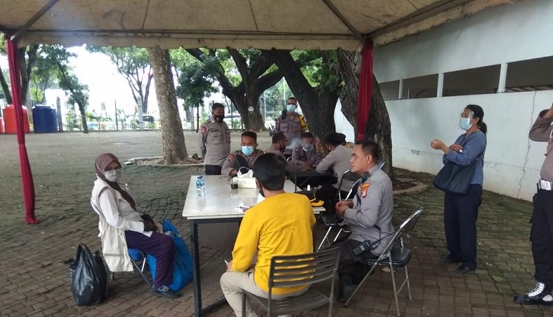 Bawa Poster, Perempuan Ini Nekat Merangsek Masuk Istana Negara