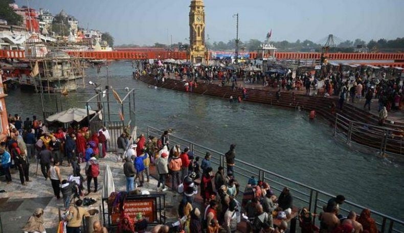 Ribuan Umat Hindu India Padati Sungai Gangga di Tengah Wabah Covid-19