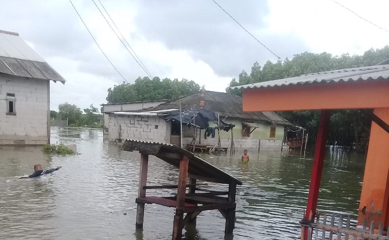 Permukiman di Muara Gembong Digenangi Banjir Rob