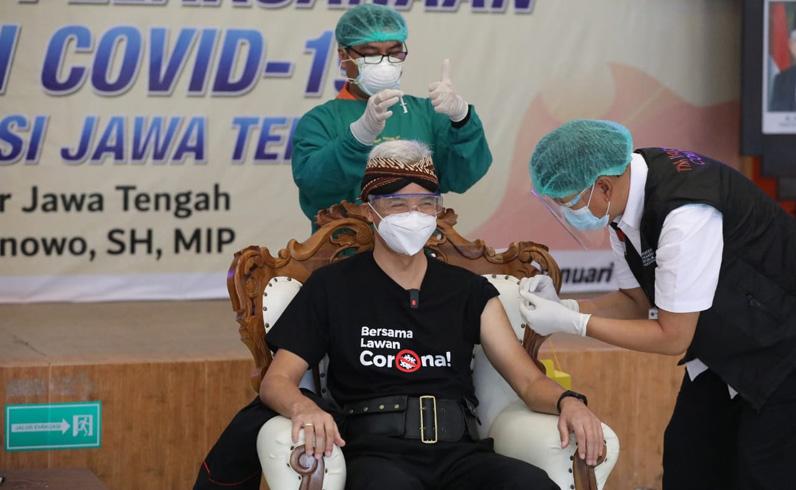 Disuntik Vaksin Covid Pertama di Jateng, Ganjar: Rasanya Seperti Dicokot Semut