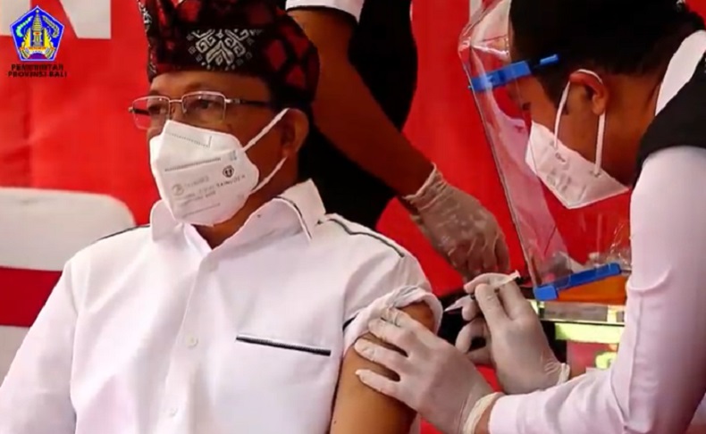 Gubernur Wayan Koster Orang Pertama Disuntik Vaksin Covid di Bali