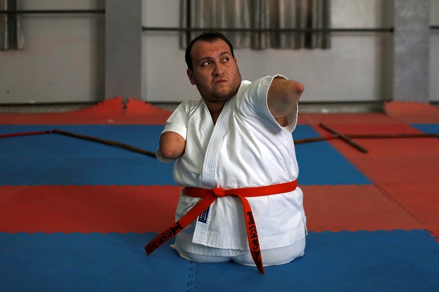Inspiratif! Pria Palestina Unjuk Kemahiran Karate walau Tanpa Kaki dan Tangan
