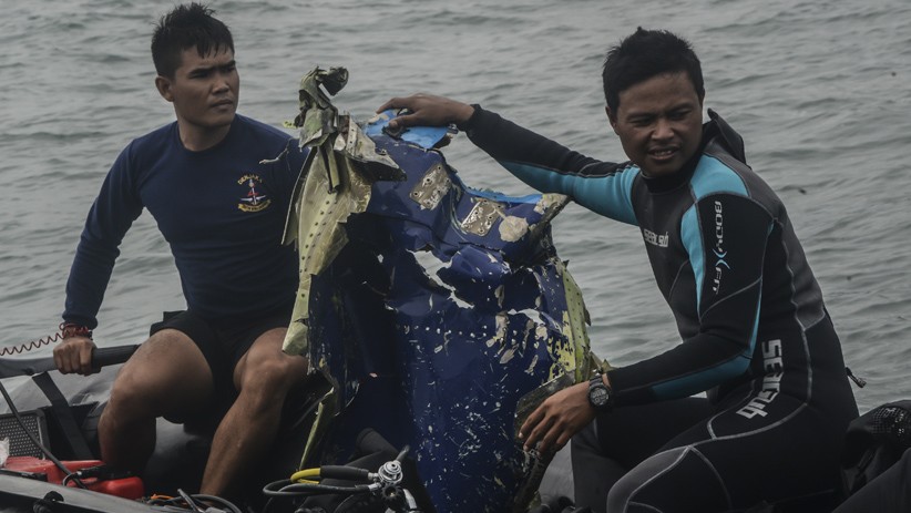 Penyelam Angkat Barang Penumpang Sriwijaya Air SJ 182, Dari Kalung Cincin hingga Gawai